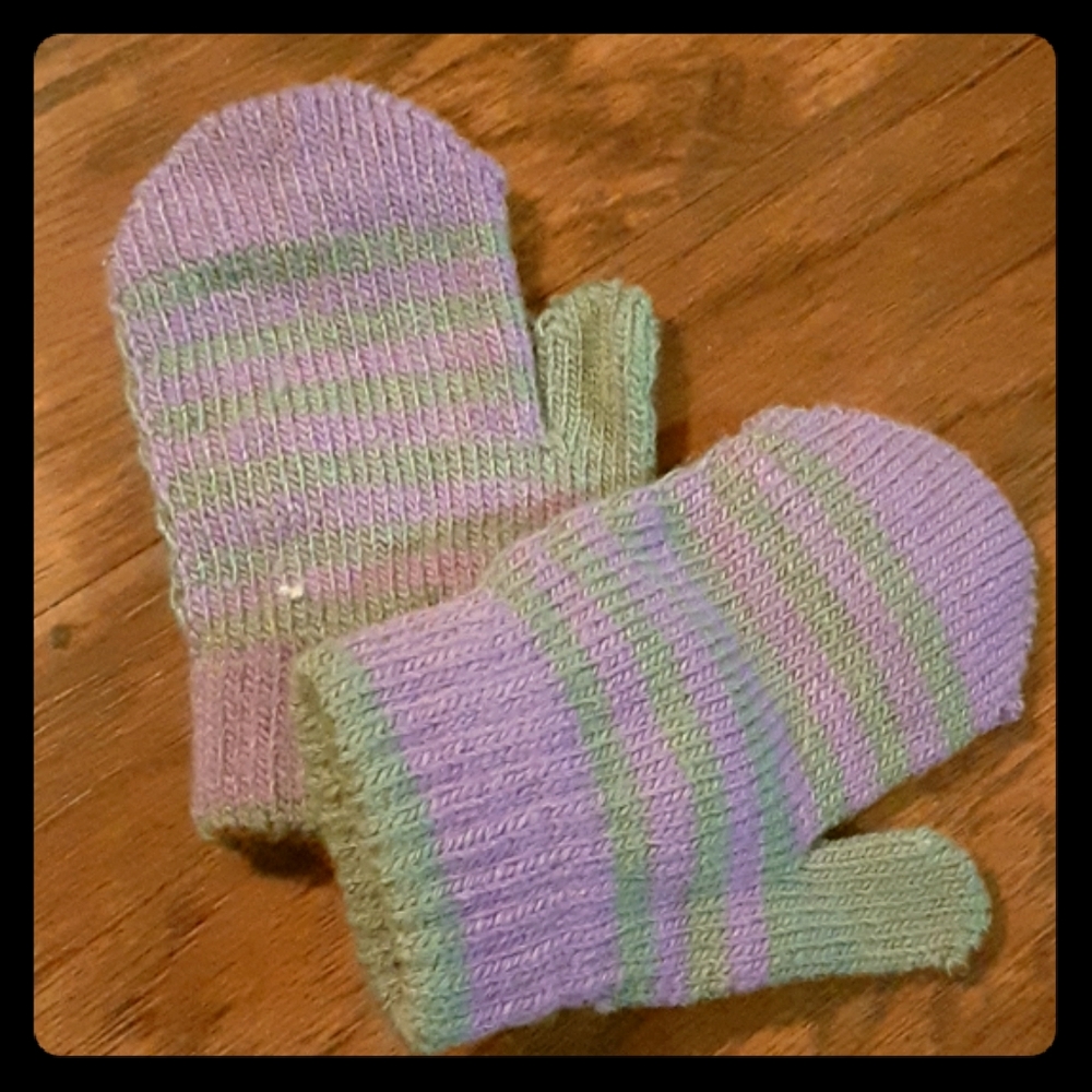 Knitted gloves